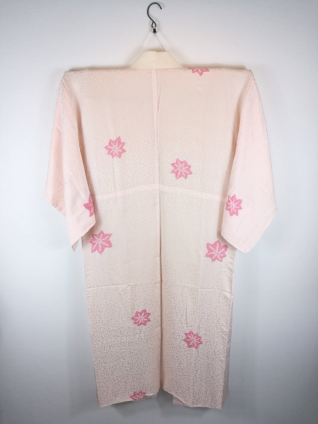 Japansk Nagajuban (Kort Kimono) i Forskellige Nuancer af Pink