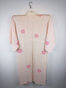 Japansk Nagajuban (Kort Kimono) i Forskellige Nuancer af Pink