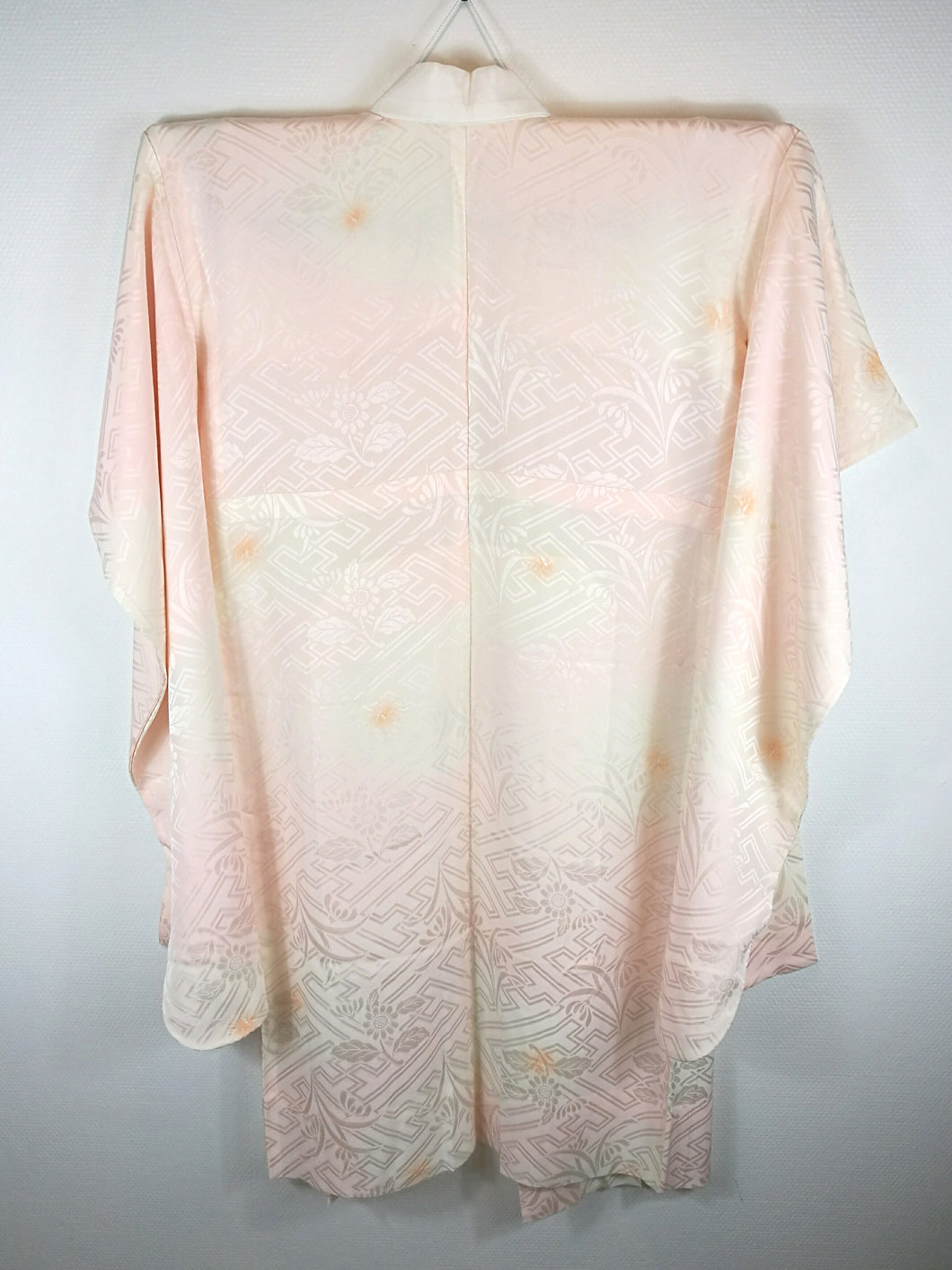 Japansk Nagajuban (Kort Kimono) i Lys Pink, Knækket Hvid og Peach