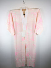 Indlæs billede til gallerivisning Japansk Nagajuban (Kort Kimono) med Traner i Nuancer af Pink