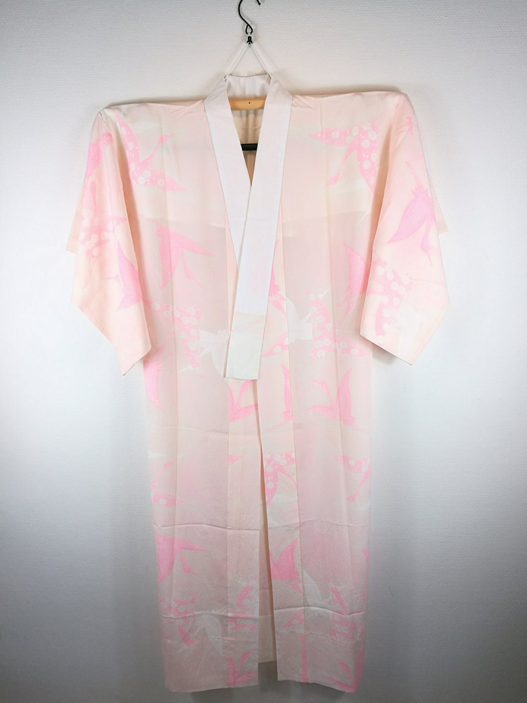 Japansk Nagajuban (Kort Kimono) med Traner i Nuancer af Pink