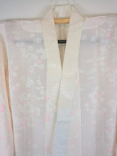 Indlæs billede til gallerivisning Japansk Nagajuban (Kort Kimono) med Blomster i Nuancer af Pink og Hvid