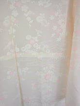 Indlæs billede til gallerivisning Japansk Nagajuban (Kort Kimono) med Blomster i Nuancer af Pink og Hvid