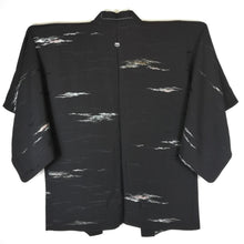 Indlæs billede til gallerivisning Japansk Haori Jakke i Sort med Metalliske Dekorationer