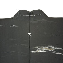 Indlæs billede til gallerivisning Japansk Haori Jakke i Sort med Metalliske Dekorationer