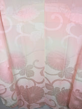 Indlæs billede til gallerivisning Japansk Nagajuban (Kort Kimono) med Blomster i Pink og Hvid