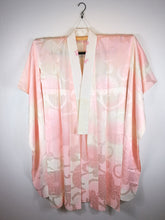 Indlæs billede til gallerivisning Japansk Nagajuban (Kort Kimono) med Blomster i Pink og Hvid