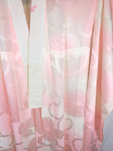 Indlæs billede til gallerivisning Japansk Nagajuban (Kort Kimono) med Blomster i Pink og Hvid