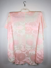 Indlæs billede til gallerivisning Japansk Nagajuban (Kort Kimono) med Blomster i Pink og Hvid