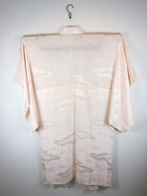 Indlæs billede til gallerivisning Japansk Nagajuban (Kort Kimono) med Skyer i Lys Pink
