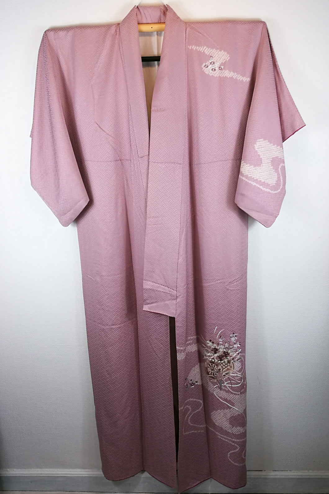 Japansk Kimono i Lyslilla med Traditionelt Blomster Mønster