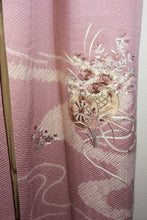 Indlæs billede til gallerivisning Japansk Kimono i Lyslilla med Traditionelt Blomster Mønster