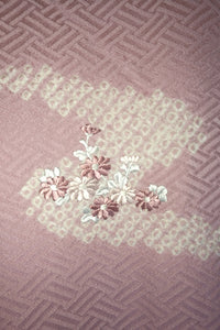 Japansk Kimono i Lyslilla med Traditionelt Blomster Mønster