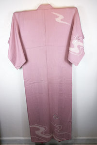 Japansk Kimono i Lyslilla med Traditionelt Blomster Mønster