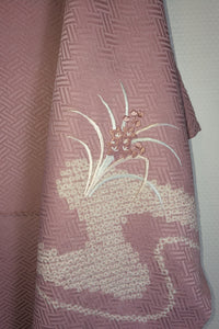 Japansk Kimono i Lyslilla med Traditionelt Blomster Mønster