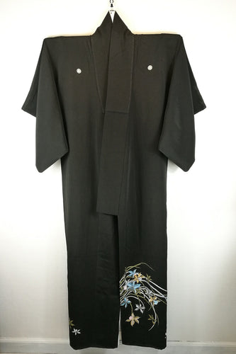 Japansk Kimono i Sort med Traditionelt Blomster Mønster