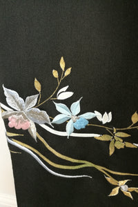 Japansk Kimono i Sort med Traditionelt Blomster Mønster