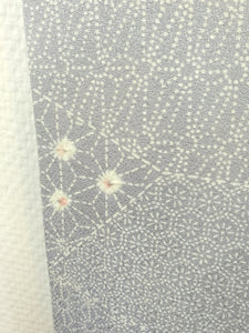 Japansk Nagajuban (Kort Kimono) i Lys Lavendel med Traditionelt Mønster