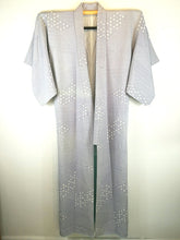 Indlæs billede til gallerivisning Japansk Nagajuban (Kort Kimono) i Lys Lavendel med Traditionelt Mønster