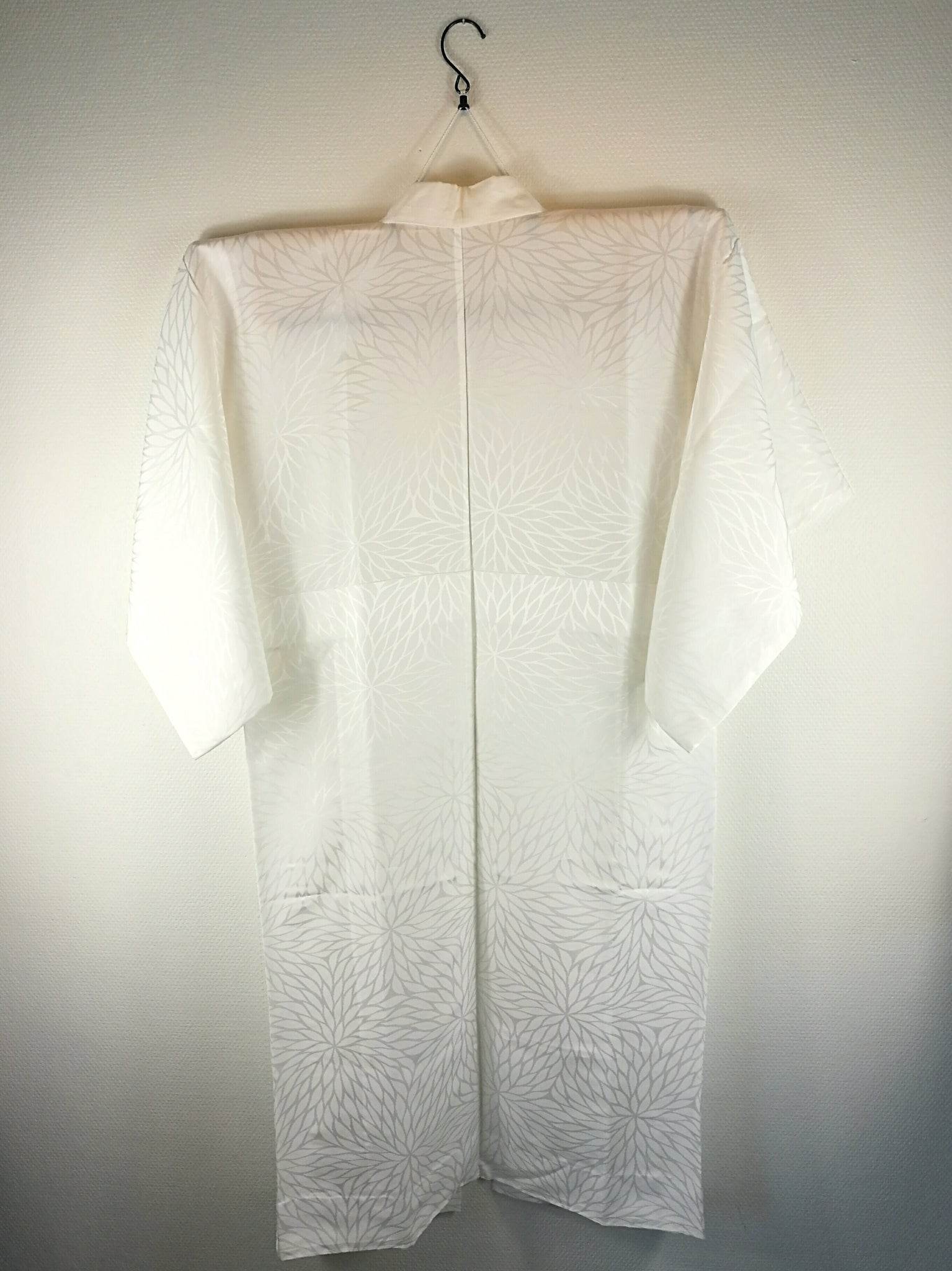 Nagajuban (Kort Kimono) i Hvid med Blomster – Nihon