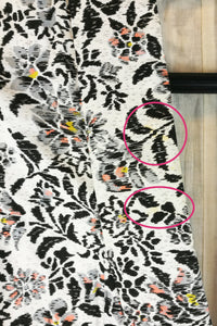 Japansk Kimono i Hvid og Sort med Blomster og Blade