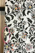 Indlæs billede til gallerivisning Japansk Kimono i Hvid og Sort med Blomster og Blade