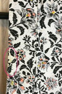 Japansk Kimono i Hvid og Sort med Blomster og Blade