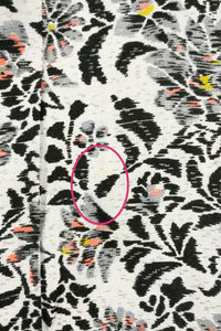 Japansk Kimono i Hvid og Sort med Blomster og Blade