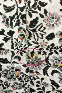 Japansk Kimono i Hvid og Sort med Blomster og Blade
