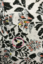 Indlæs billede til gallerivisning Japansk Kimono i Hvid og Sort med Blomster og Blade