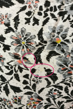 Indlæs billede til gallerivisning Japansk Kimono i Hvid og Sort med Blomster og Blade
