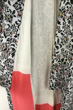 Indlæs billede til gallerivisning Japansk Kimono i Hvid og Sort med Blomster og Blade