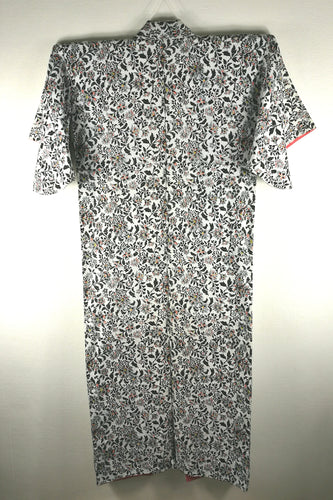 Japansk Kimono i Hvid og Sort med Blomster og Blade