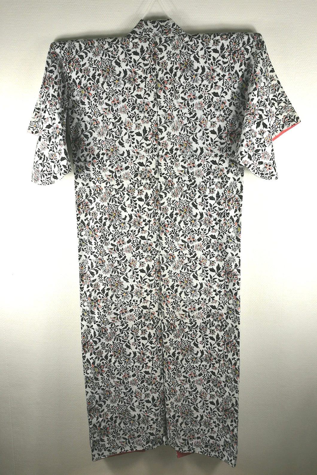 Japansk Kimono i Hvid og Sort med Blomster og Blade