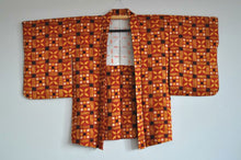 Indlæs billede til gallerivisning Vintage Japansk Haori i Rød, Orange og Hvid med Blomster og Firkanter