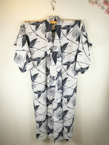 Japansk Yukata i Hvid og Mørkeblå med Blomster