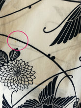 Indlæs billede til gallerivisning Japansk Yukata i Hvid og Mørkeblå med Blomster