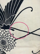 Indlæs billede til gallerivisning Japansk Yukata i Hvid og Mørkeblå med Blomster