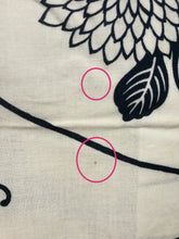Indlæs billede til gallerivisning Japansk Yukata i Hvid og Mørkeblå med Blomster