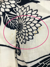 Indlæs billede til gallerivisning Japansk Yukata i Hvid og Mørkeblå med Blomster