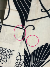 Indlæs billede til gallerivisning Japansk Yukata i Hvid og Mørkeblå med Blomster
