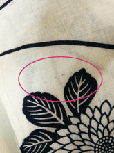 Indlæs billede til gallerivisning Japansk Yukata i Hvid og Mørkeblå med Blomster
