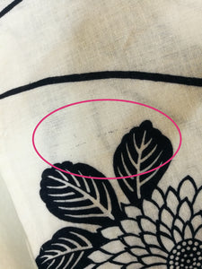 Japansk Yukata i Hvid og Mørkeblå med Blomster