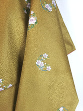 Indlæs billede til gallerivisning Vintage Japansk Kimono i Metallisk Sennepsgul