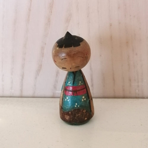 Lille Kokeshi Dukke med Turkis Kimono og Beige Haori