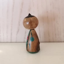Indlæs billede til gallerivisning Lille Kokeshi Dukke med Turkis Kimono og Beige Haori