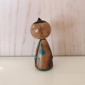 Lille Kokeshi Dukke med Turkis Kimono og Beige Haori