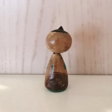 Indlæs billede til gallerivisning Lille Kokeshi Dukke med Turkis Kimono og Beige Haori