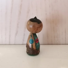 Indlæs billede til gallerivisning Lille Kokeshi Dukke med Turkis Kimono og Beige Haori
