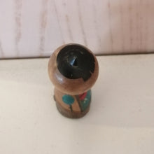 Indlæs billede til gallerivisning Lille Kokeshi Dukke med Turkis Kimono og Beige Haori